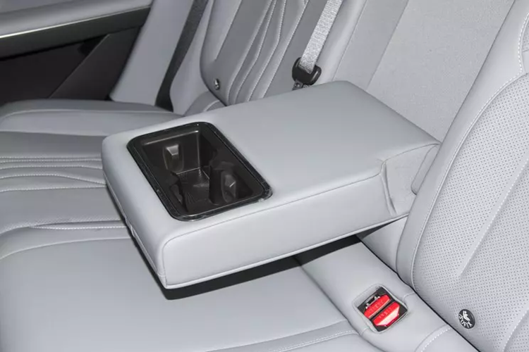 Geely Galaxy E8 có bán kính quay vòng là 5,62 mét. Đó cũng là một kết quả tuyệt vời đối với một chiếc sedan có kích thước 5010/1920/1465 mm và chiều dài cơ sở 2925 mm. Theo Geely, độ an toàn của nó phải đáp ứng các yêu cầu của tiêu chuẩn IATF. Trụ A của E8 có độ cứng 1500 MPa.