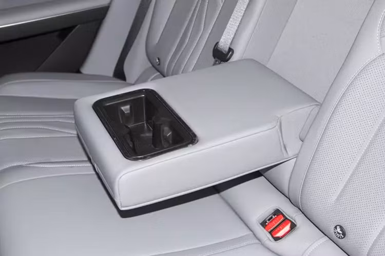 Geely Galaxy E8 có bán kính quay vòng là 5,62 mét. Đó cũng là một kết quả tuyệt vời đối với một chiếc sedan có kích thước 5010/1920/1465 mm và chiều dài cơ sở 2925 mm. Theo Geely, độ an toàn của nó phải đáp ứng các yêu cầu của tiêu chuẩn IATF. Trụ A của E8 có độ cứng 1500 MPa.