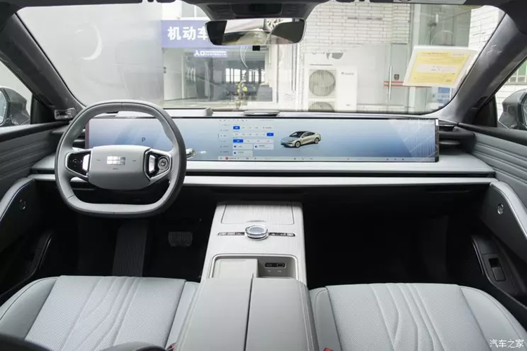 Ngoài ra, chiếc xe mới sẽ lần đầu tiên được trang bị hệ thống Galaxy Intelligence Driving 2.0 và chức năng NOA trong đô thị sẽ được kích hoạt trong năm nay, bên cạnh đó, người dùng còn có thể trải nghiệm chơi game trên màn hình khổng lồ này. Geely Galaxy E8 tuân theo ngôn ngữ thiết kế của mẫu xe ý tưởng Galaxy Light.