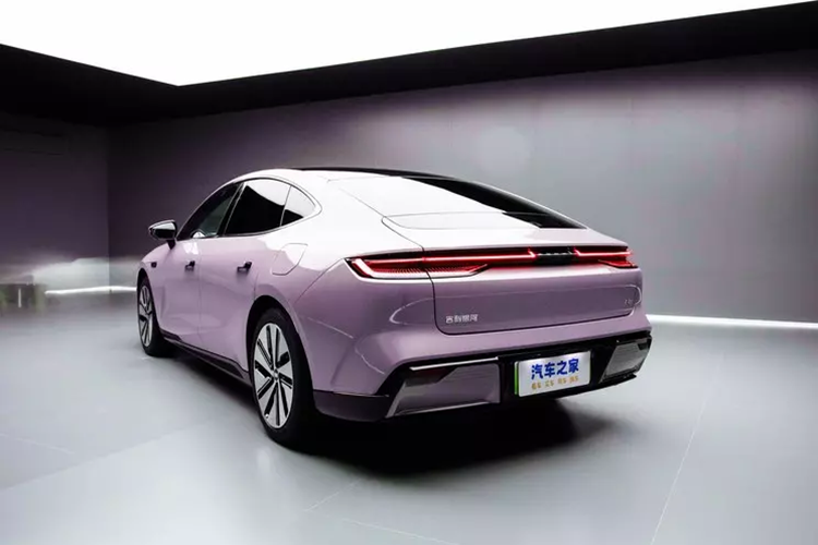 Công suất 360 kW, được trang bị bộ truyền động điện SiC hiệu suất cao, động cơ phía trước có công suất cực đại 165kW, công suất cực đại của động cơ phía sau là 310kW, mô-men xoắn cực đại là 710 Nm.