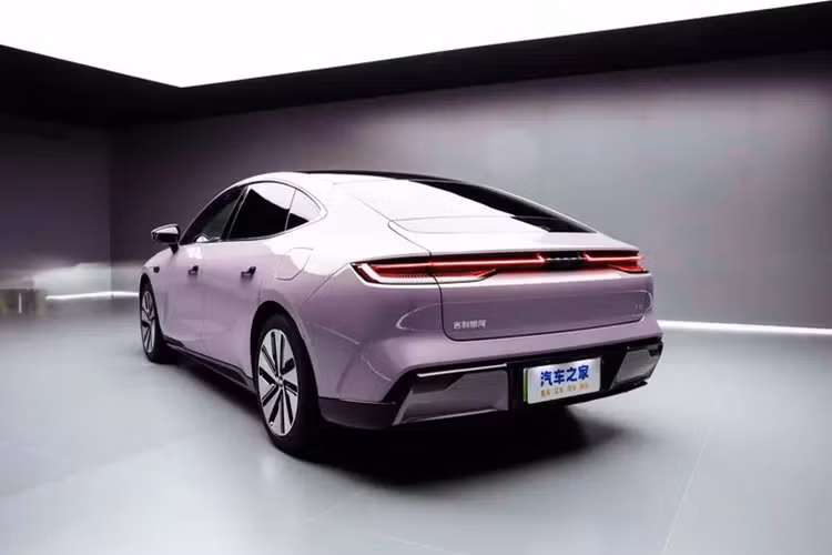 Công suất 360 kW, được trang bị bộ truyền động điện SiC hiệu suất cao, động cơ phía trước có công suất cực đại 165kW, công suất cực đại của động cơ phía sau là 310kW, mô-men xoắn cực đại là 710 Nm.