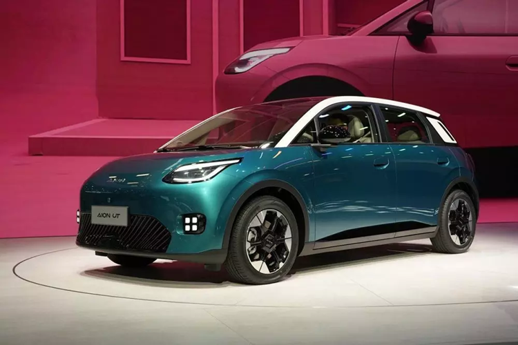 Aion UT được áp dụng phong cách thiết kế khá mượt mà và mềm mại với nhiều đường nét bo tròn. Bên cạnh đó, ngoại hình của xe còn gợi liên tưởng đến đối thủ Geome Xingyuan do hãng Geely mới tung ra thị trường Trung Quốc. Xe được trang bị cụm đèn pha vuốt mượt mà về phía sau, tích hợp dải đèn LED định vị ban ngày