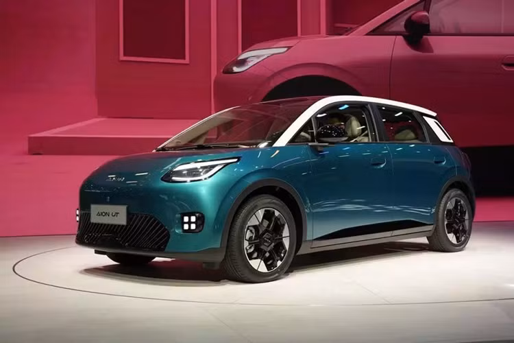 Aion UT được áp dụng phong cách thiết kế khá mượt mà và mềm mại với nhiều đường nét bo tròn. Bên cạnh đó, ngoại hình của xe còn gợi liên tưởng đến đối thủ Geome Xingyuan do hãng Geely mới tung ra thị trường Trung Quốc. Xe được trang bị cụm đèn pha vuốt mượt mà về phía sau, tích hợp dải đèn LED định vị ban ngày