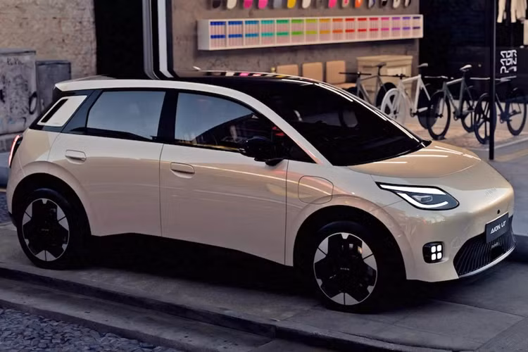 Theo kế hoạch, tân binh của thương hiệu Aion sẽ bắt đầu được bán ra thị trường Trung Quốc vào tháng 1 năm sau. Giá xe Aion UT 2025 khởi điểm tại thị trường tỷ dân chỉ từ 100.000 Nhân dân tệ (khoảng 350 triệu đồng). Ngoài Trung Quốc, Aion UT sẽ được bán ở nhiều thị trường khác trên thế giới.