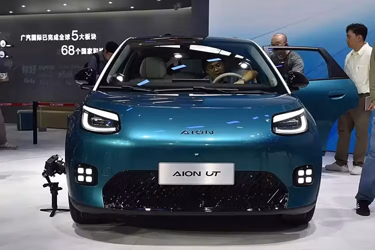 Hatchback điện Aion UT 2025 được thiết kế để chủ yếu chạy trong đô thị, Aion UT sở hữu kích thước dài x rộng x cao lần lượt 4.270 x 1.850 x 1.575 mm và chiều dài cơ sở 2.750 mm. Như vậy, mẫu xe này có kích thước tổng thể như xe hạng B nhưng chiều dài cơ sở lại ngang ngửa xe cỡ C.