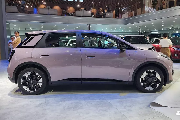 Hốc gió trung tâm rộng, đèn sương mù dạng 4 viên đá hình vuông, tay nắm cửa nằm chìm vào thân xe nhằm giảm hệ số lực cản không khí, bộ vành phay xước 2 màu và đèn hậu gọn gàng. Đèn hậu cũng có 4 bóng vuông vức như đèn sương mù trước, gợi liên tưởng đến xe Kia đời cũ.