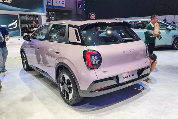 Đây đồng thời là mẫu xe toàn cầu chiến lược thứ 3 của thương hiệu Aion. Tại Việt Nam, thương hiệu Aion đã chính thức ra mắt vào hồi tháng 10/2024 với 2 mẫu xe ES và Y Plus. Giá bán tương ứng của 2 mẫu xe điện này ở Việt Nam là 788 triệu và 888 triệu đồng. Hiện chưa rõ trong tương lai, Aion có đưa UT về Việt Nam hay không.