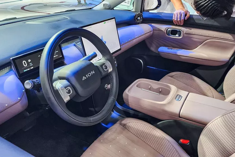 Tùy theo phiên bản, xe sẽ dùng vành có đường kính 16 inch hoặc 17 inch. Bên trong Aion UT là không gian nội thất 5 chỗ ngồi khá rộng rãi nhờ chiều dài cơ sở lớn. Trước mặt người lái là vô lăng 2 chấu hình tròn, tích hợp hai con lăn chỉnh một số tính năng của xe, và bảng đồng hồ kỹ thuật số 8,8 inch.