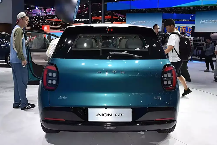 Phía sau hàng ghế thứ hai là khoang hành lý có thể tích tiêu chuẩn 440 lít. Nếu hàng ghế sau gập xuống, con số này tăng lên 1.600 lít. "Trái tim" của Aion UT là 1 mô-tơ điện có công suất tối đa 134 mã lực, kết hợp với pin LFP. Nhờ đó, xe có thể đạt vận tốc tối đa 150 km/h và chạy 600 km sau khi sạc đầy pin.