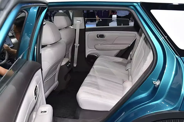 Bên cạnh đó là màn hình cảm ứng trung tâm 14,6 inch đặt nổi trên mặt táp-lô, hỗ trợ kết nối HiCar, CarLink và Apple CarPlay. Chưa hết, mẫu xe điện Trung Quốc này còn có tính năng ra lệnh bằng giọng nói với công nghệ trí thông minh nhân tạo AI. Ở cụm điều khiển trung tâm, xe đi kèm sạc điện thoại không dây và khay để ly.