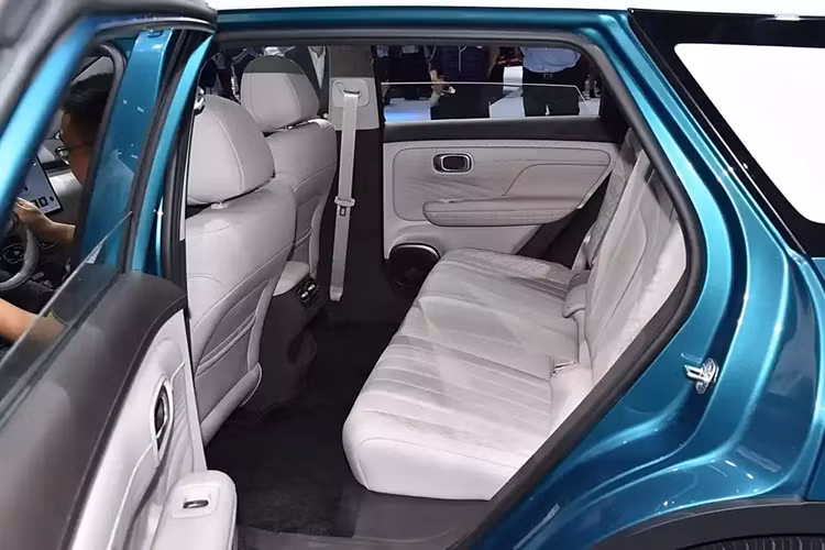 Bên cạnh đó là màn hình cảm ứng trung tâm 14,6 inch đặt nổi trên mặt táp-lô, hỗ trợ kết nối HiCar, CarLink và Apple CarPlay. Chưa hết, mẫu xe điện Trung Quốc này còn có tính năng ra lệnh bằng giọng nói với công nghệ trí thông minh nhân tạo AI. Ở cụm điều khiển trung tâm, xe đi kèm sạc điện thoại không dây và khay để ly.