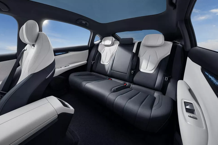 Về ngoại thất, Deepal L07 có ngoại hình rất giống với SL03. Xe có sẵn cả phiên bản EV tầm xa và hoàn toàn bằng điện, không có sự khác biệt bên ngoài nào giữa hai phiên bản này.