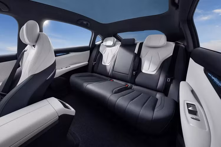 Về ngoại thất, Deepal L07 có ngoại hình rất giống với SL03. Xe có sẵn cả phiên bản EV tầm xa và hoàn toàn bằng điện, không có sự khác biệt bên ngoài nào giữa hai phiên bản này.