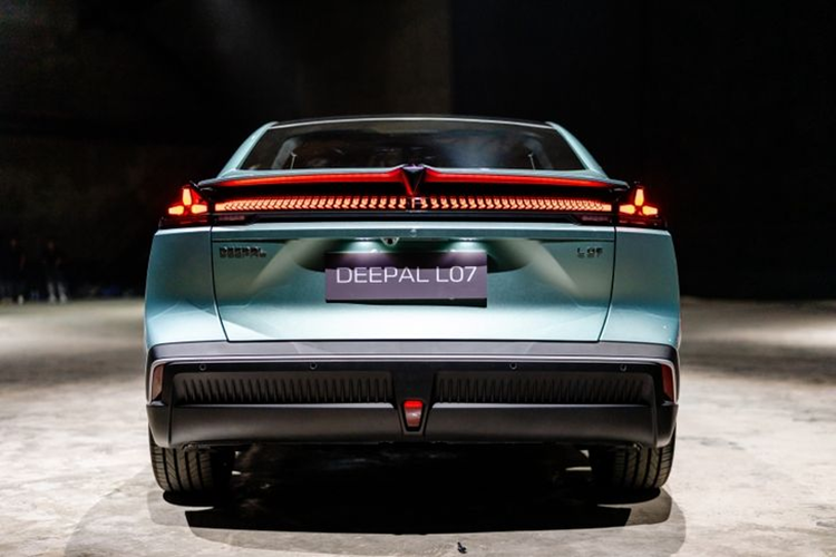 Phiên bản chạy hoàn toàn bằng điện được trang bị động cơ điện 185 kW. Ở phiên bản mở rộng phạm vi, động cơ 1,5 lít với công suất tối đa 72 kW cung cấp khả năng sạc, trong khi động cơ điện nhỏ hơn 160 kW cung cấp công suất thực tế cho các bánh xe.