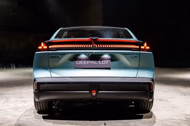 Phiên bản chạy hoàn toàn bằng điện được trang bị động cơ điện 185 kW. Ở phiên bản mở rộng phạm vi, động cơ 1,5 lít với công suất tối đa 72 kW cung cấp khả năng sạc, trong khi động cơ điện nhỏ hơn 160 kW cung cấp công suất thực tế cho các bánh xe.