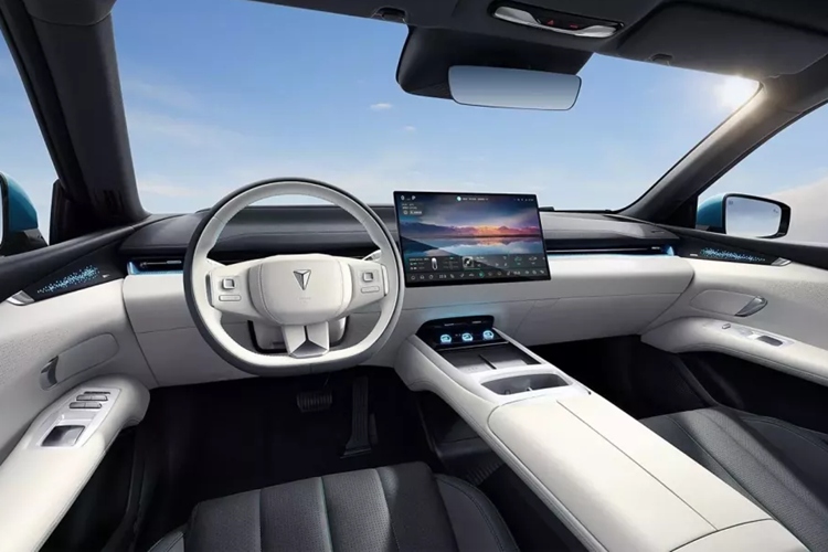 Người mua có thể lựa chọn giữa hai sự kết hợp màu nội thất đen với tông màu nâu đỏ và đen với tông màu be. Chiếc xe có thể sẽ đi kèm với Qiankun ADS SE của Huawei, một hệ thống lái xe thông minh dựa trên tầm nhìn đã ra mắt trên Deepal S07.