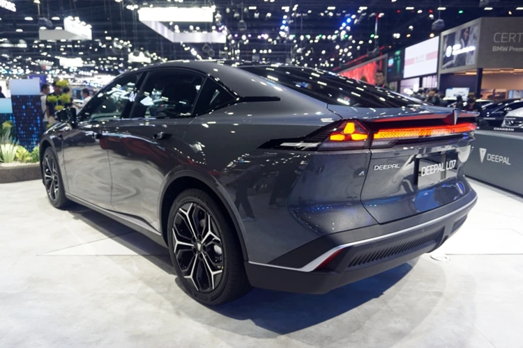 Mặc dù vẫn chưa có ngày ra mắt chính thức và giá xe Deepal L07 2025 chưa công bố, nhưng chắc chắn sẽ là trong năm nay hoặc có thể là trong vài tháng tới. Dù chiếc xe được biết đến ở Trung Quốc với tên gọi L07, nhưng thật khó hiểu khi chiếc SL03 ở thị trường Thái Lan lại được gọi là L07.