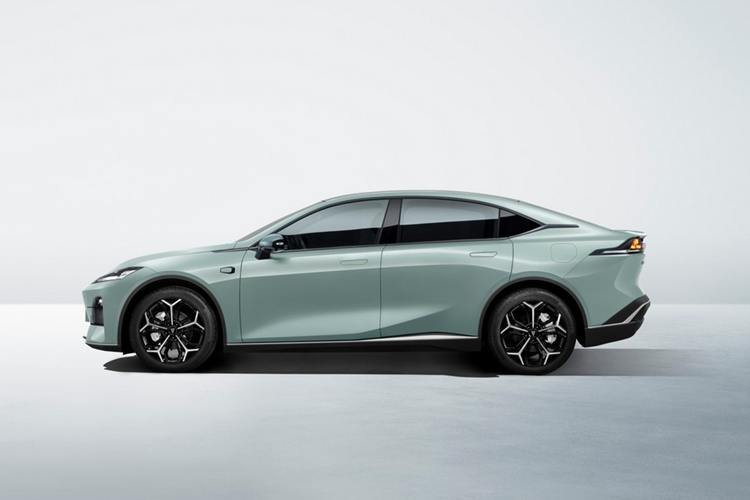 Mặc dù trông rất giống với chiếc sedan SL03 hiện tại, nhưng thực tế, hai chiếc xe này lại có vị trí khác nhau. Deepal L07 chạy điện tập trung vào công nghệ thông minh trong khi SL03 tập trung vào sự thể thao và hai chiếc xe sẽ được bán song song với nhau. Cần lưu ý rằng L07 lớn hơn SL03 về chiều dài, với chênh lệch 55 mm.