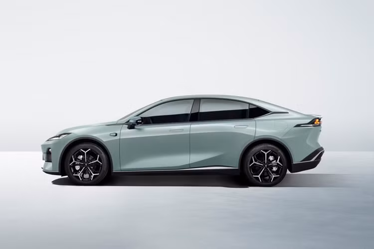 Mặc dù trông rất giống với chiếc sedan SL03 hiện tại, nhưng thực tế, hai chiếc xe này lại có vị trí khác nhau. Deepal L07 chạy điện tập trung vào công nghệ thông minh trong khi SL03 tập trung vào sự thể thao và hai chiếc xe sẽ được bán song song với nhau. Cần lưu ý rằng L07 lớn hơn SL03 về chiều dài, với chênh lệch 55 mm.