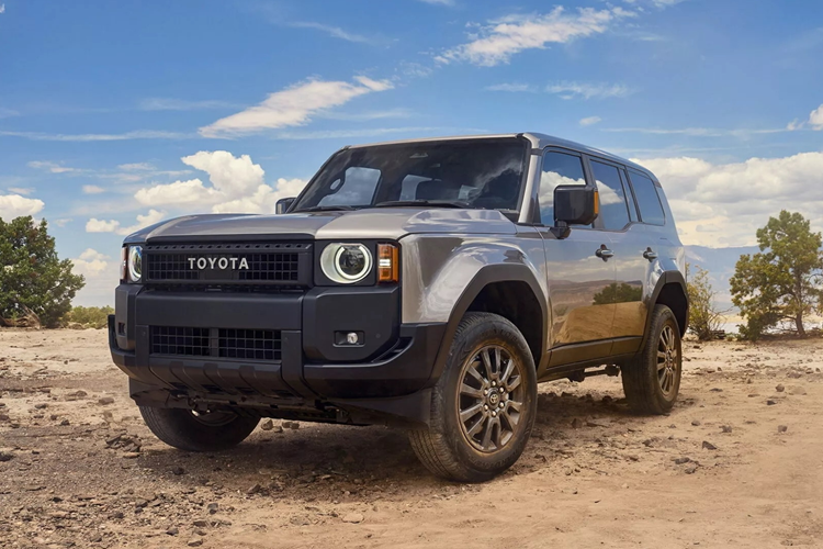 Toyota Land Cruiser Prado First Edition có giá từ 74.950 USD (1,84 tỷ đồng) sở hữu tất cả những tiện nghi của 2 bản trên. Bản này được trang bị cụm đèn pha tròn tương tự bản 1958, bộ mâm 18 inch độc quyền, logo "First Edition" ở hai bên hông xe, giá nóc, ốp gầm.