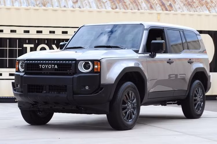 Các trang bị tiêu chuẩn trên phiên bản 1958 bao gồm ghế bọc vải tích hợp sưởi, khóa thông minh, giám sát điểm mù, điều hòa tự động, bảng đồng hồ kỹ thuật số 7 inch và màn hình cảm ứng giải trí 8 inch, hỗ trợ kết nối Apple CarPlay/Android Auto không dây.