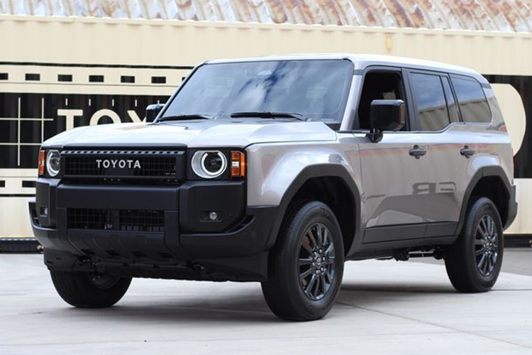 Các trang bị tiêu chuẩn trên phiên bản 1958 bao gồm ghế bọc vải tích hợp sưởi, khóa thông minh, giám sát điểm mù, điều hòa tự động, bảng đồng hồ kỹ thuật số 7 inch và màn hình cảm ứng giải trí 8 inch, hỗ trợ kết nối Apple CarPlay/Android Auto không dây.