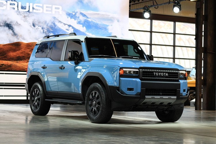 Sau Mỹ, Toyota Land Cruiser Prado sẽ tiếp tục được giới thiệu tại nhiều nơi khác, trong đó có Việt Nam. Hiện tại, một số đại lý chính hãng đã nhận đặt cọc mẫu SUV này với mức giá dự kiến khoảng 2,7 tỷ đồng, giao xe vào giữa năm nay.