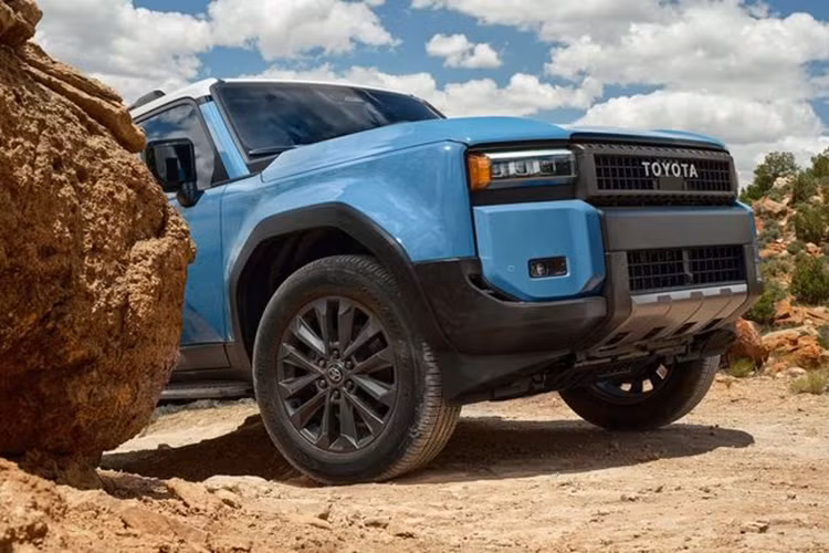 Toyota bổ sung thêm tính năng kéo hoặc di chuyển trên đường địa hình. Ngoài ra, xe còn có bộ điều khiển chế độ lái Multi-Terrain Select với nhiều kiểu đường khác nhau và camera giám sát địa hình, dàn âm thanh 10 loa và cửa hậu chỉnh điện.