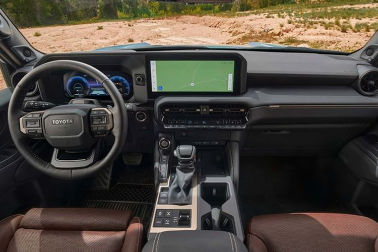 Phiên bản này cũng có thêm gói trang bị tùy chọn với ghế bọc da thật thông gió, dàn 14 loa JBL, gương chiếu hậu kỹ thuật số, màn HUD, cửa sổ trời chỉnh điện và hộp làm mát tại cụm điều khiển trung tâm.