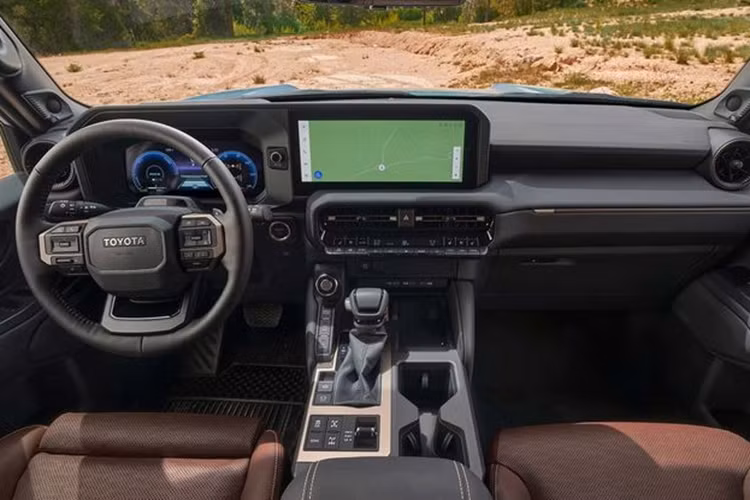 Phiên bản này cũng có thêm gói trang bị tùy chọn với ghế bọc da thật thông gió, dàn 14 loa JBL, gương chiếu hậu kỹ thuật số, màn HUD, cửa sổ trời chỉnh điện và hộp làm mát tại cụm điều khiển trung tâm.