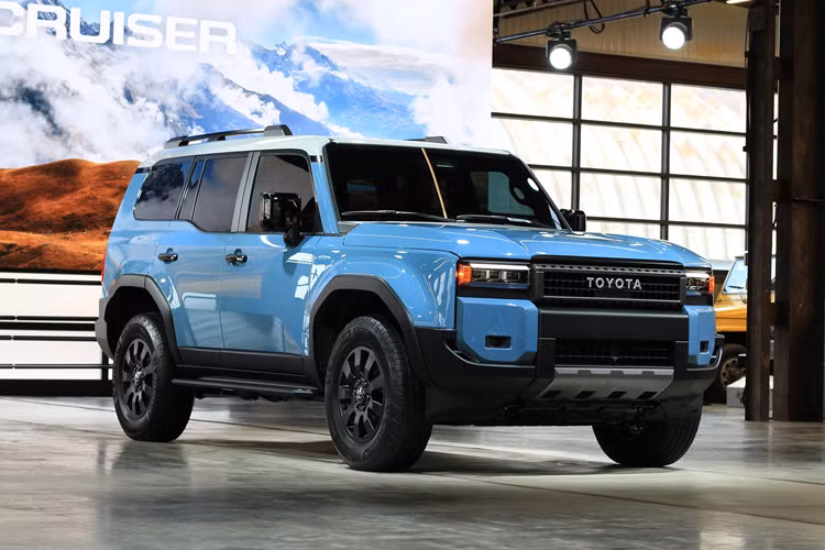 Sau Mỹ, Toyota Land Cruiser Prado sẽ tiếp tục được giới thiệu tại nhiều nơi khác, trong đó có Việt Nam. Hiện tại, một số đại lý chính hãng đã nhận đặt cọc mẫu SUV này với mức giá dự kiến khoảng 2,7 tỷ đồng, giao xe vào giữa năm nay.