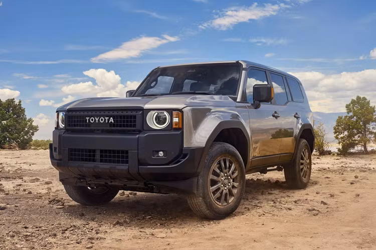 Toyota Land Cruiser Prado First Edition có giá từ 74.950 USD (1,84 tỷ đồng) sở hữu tất cả những tiện nghi của 2 bản trên. Bản này được trang bị cụm đèn pha tròn tương tự bản 1958, bộ mâm 18 inch độc quyền, logo "First Edition" ở hai bên hông xe, giá nóc, ốp gầm.