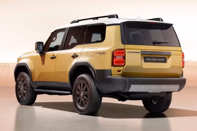 Các tùy chọn về màu sơn trên bản tầm trung cũng phong phú hơn, bao gồm 3 màu cơ bản là đen, xám, trắng và hai màu đặc biệt là be phối xám (Trail Dust/Grayscape) và xanh da trời phối xám (Heritage Blue/Grayscape). Giá xe Toyota Land Cruiser Prado 2024 khởi điểm từ 61.950 USD (1,52 tỷ đồng).