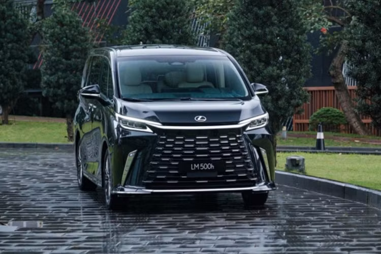 Cảnh báo lệch làn đường tích hợp hỗ trợ giữ làn đường, hỗ trợ chuyển làn đường, hỗ trợ đỗ xe, camera 360 độ. Hiện Lexus LM thế hệ mới cũng đã được bán tại Việt Nam với 2 phiên bản là 7 chỗ và 4 chỗ. Giá bán của mẫu MPV hạng sang này tại Việt Nam dao động từ 7,29 - 8,71 tỷ đồng