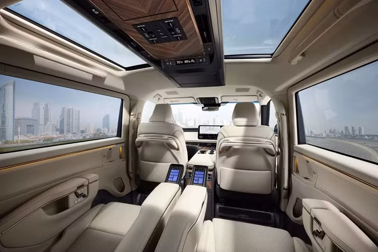 Sự khác biệt lớn nhất giữa Lexus LM L và Executive đương nhiên nằm bên trong xe. Tại đây, bản L mới được trang bị nội thất 3 hàng ghế với 6 chỗ ngồi. Đồng thời, Lexus LM L cũng không có vách ngăn giữa khoang lái và khoang hành khách, tích hợp màn hình 48 inch.