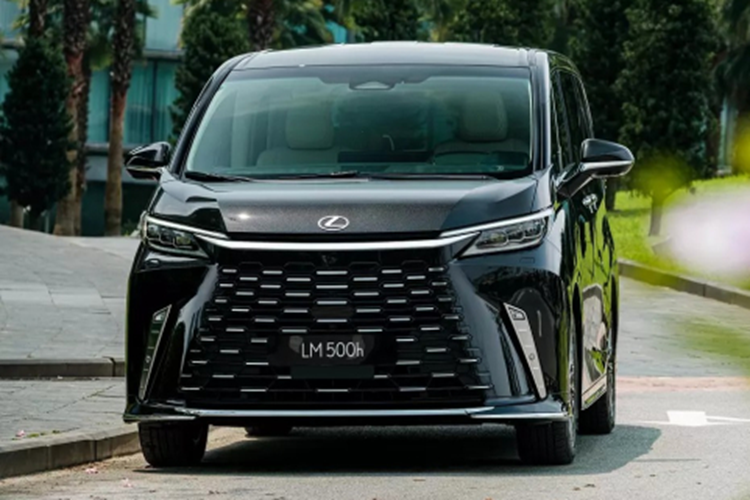 "Trái tim" của Lexus LM L là hệ truyền động hybrid với máy xăng tăng áp 4 xi-lanh, dung tích 2.4L và 2 mô-tơ điện nằm trên hai cầu, tạo ra công suất tổng cộng 363 mã lực. Xe sở hữu pin niken-hyđrua kim loại, hộp số tự động 6 cấp và hệ dẫn động 4 bánh toàn thời gian Direct4.