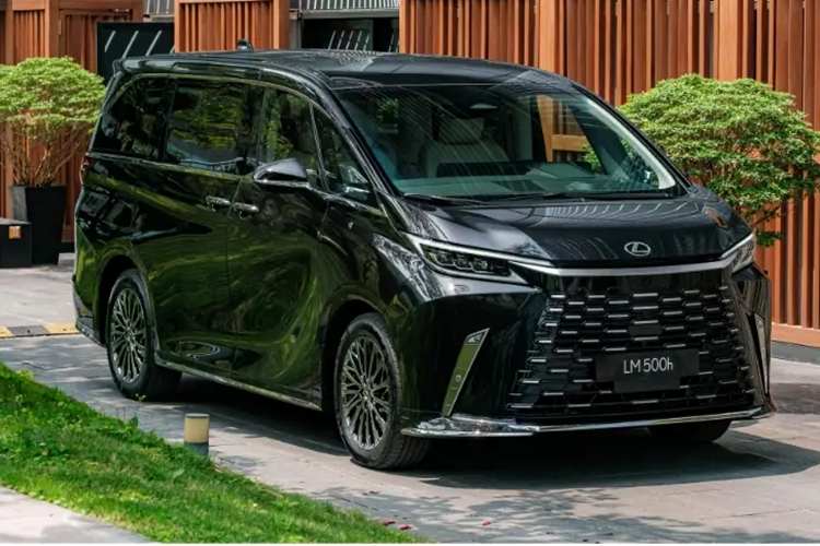 Vô lăng đi kèm các nút cảm ứng, cửa sổ trời đôi, hệ thống âm thanh Mark Levinson 21 inch, sạc điện thoại không dây, cổng USB Type C, màn hình giải trí 14 inch treo trần trần và hệ thống đèn viền 64 màu trên trần/tapi cửa/sàn xe với 14 chủ đề.