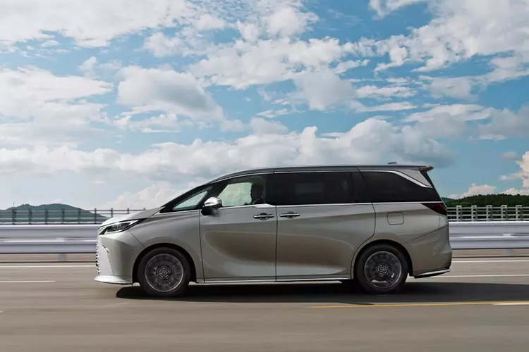 Tại thị trường Nhật Bản, Lexus LM 2024 bản L 6 chỗ có giá khởi điểm 15 triệu Yên (khoảng 2,43 tỷ đồng). Con số tương ứng của Lexus LM Executive 4 chỗ ở thị trường này là 20 triệu Yên (3,24 tỷ đồng).