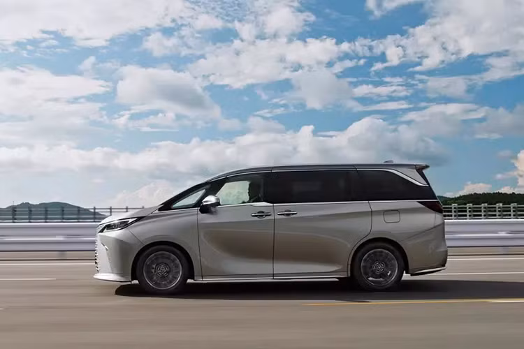 Tại thị trường Nhật Bản, Lexus LM 2024 bản L 6 chỗ có giá khởi điểm 15 triệu Yên (khoảng 2,43 tỷ đồng). Con số tương ứng của Lexus LM Executive 4 chỗ ở thị trường này là 20 triệu Yên (3,24 tỷ đồng).