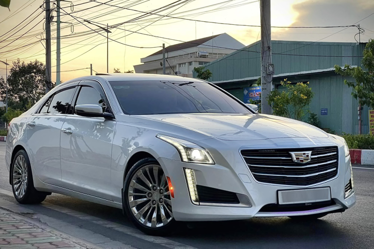 Về ngoại hình, phần đầu xe Cadillac CTS gây ấn tượng với cụm đèn chiếu sáng hai tầng, đi kèm mặt ca lăng hình lục giác mạ crom. Thiết kế ở khu vực đuôi xe cũng mang cảm giác hầm hố với nhiều đường nét cắt xẻ vuông vức. Mâm xe 19 inch màu chrome sáng bắt mắt.
