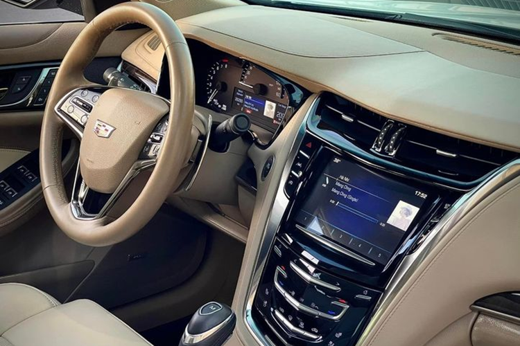 Bên trong, Cadillac CTS 2.0T sở hữu hệ thống sạc điện thoại không dây thông minh, một màn hình giải trí lớn cảm ứng 8 inch, hệ thống nhận diện giọng nói, loa Bose tiêu chuẩn với 11 loa, kết nối AUX và 3 cổng USB. Toàn bộ nội thất được bọc da màu sáng, một số chi tiết ốp gỗ làm điểm nhấn.