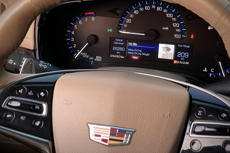 Theo người bán cho biết đây là bản "full" tại Việt Nam. Một số trang bị tiện nghi nổi bật trong xe có màn hình 8 inch trung tâm, hàng ghế trước chỉnh điện, tích hợp sưởi và làm mát, âm thanh Bose 11 loa, điều hòa tự động 3 vùng và cửa sổ trời toàn cảnh. Chiếc xe này còn có tính năng đề nổ từ xa.