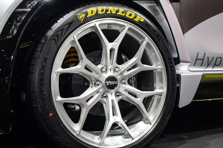 Ở bên trong, Toyota Hyper-F Concept có cách bố trí nội thất gồm 2 hàng ghế với 4 ghế ngồi độc lập, thay thế cho cấu hình 7 chỗ ngồi truyền thống. Bộ bodykit thể thao của Hyper-F được cung cấp bởi 2 công ty Nhật Bản là Mitsui Chemicals và APRK Corporatio.