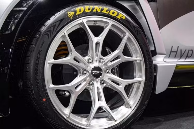 Ở bên trong, Toyota Hyper-F Concept có cách bố trí nội thất gồm 2 hàng ghế với 4 ghế ngồi độc lập, thay thế cho cấu hình 7 chỗ ngồi truyền thống. Bộ bodykit thể thao của Hyper-F được cung cấp bởi 2 công ty Nhật Bản là Mitsui Chemicals và APRK Corporatio.