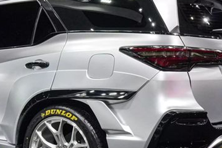 Đơn vị sản xuất cho biết các phụ kiện này được làm từ vật liệu cao cấp mang tên TAFNEX CF/PP - một loại nhựa polypropylene gia cố sợi carbon. Nhiều mảng ốp trên xe được in 3D trực tiếp, giúp đảm bảo các chi tiết này được ghép nối vào thân xe một cách hoàn hảo nhất, đồng thời rút ngắn thời gian hoàn thành.