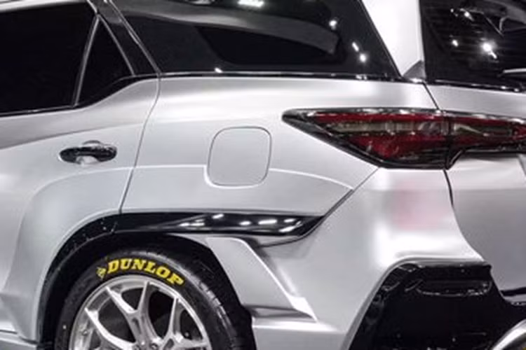 Đơn vị sản xuất cho biết các phụ kiện này được làm từ vật liệu cao cấp mang tên TAFNEX CF/PP - một loại nhựa polypropylene gia cố sợi carbon. Nhiều mảng ốp trên xe được in 3D trực tiếp, giúp đảm bảo các chi tiết này được ghép nối vào thân xe một cách hoàn hảo nhất, đồng thời rút ngắn thời gian hoàn thành.