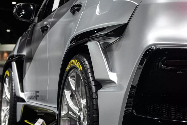 Phần hông xe được trang bị bộ mâm dạng đa chấu sơn màu bạc, kết hợp với phanh đĩa thể thao, cặp lốp Dunlop và ốp mở rộng vòm bánh xe. Khu vực đuôi xe cũng mang đậm phong cách thể thao với bộ khuếch tán lớn, khe thoát gió trên chắn bùn và cánh lướt gió phía sau.