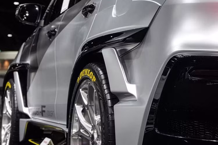 Phần hông xe được trang bị bộ mâm dạng đa chấu sơn màu bạc, kết hợp với phanh đĩa thể thao, cặp lốp Dunlop và ốp mở rộng vòm bánh xe. Khu vực đuôi xe cũng mang đậm phong cách thể thao với bộ khuếch tán lớn, khe thoát gió trên chắn bùn và cánh lướt gió phía sau.