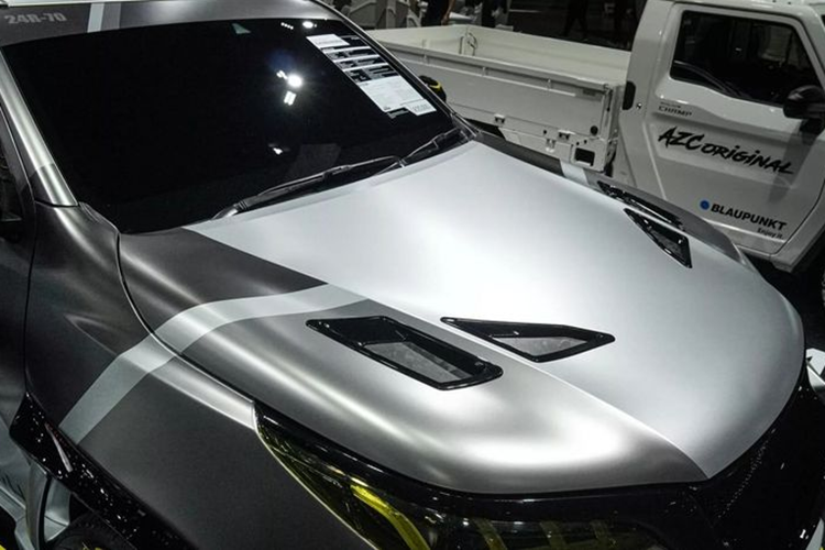 Với thiết kế cực kỳ hầm hố, Toyota Fortuner Hyper-F Concept mới đã nhánh chóng thu hút được sự chú ý của khách hàng và giới truyền thông có mặt tại sự kiện. Bắt đầu từ mặt trước, Hyper-F có lưới tản nhiệt lớn, hốc hút gió được mở rộng, khe gió trên nắp capo và cản trước nhô cao. Bên cạnh đó, ốp đèn pha cũng đã được TCD Asia sơn lại màu vàng lạ mắt.