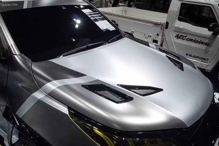 Với thiết kế cực kỳ hầm hố, Toyota Fortuner Hyper-F Concept mới đã nhánh chóng thu hút được sự chú ý của khách hàng và giới truyền thông có mặt tại sự kiện. Bắt đầu từ mặt trước, Hyper-F có lưới tản nhiệt lớn, hốc hút gió được mở rộng, khe gió trên nắp capo và cản trước nhô cao. Bên cạnh đó, ốp đèn pha cũng đã được TCD Asia sơn lại màu vàng lạ mắt.